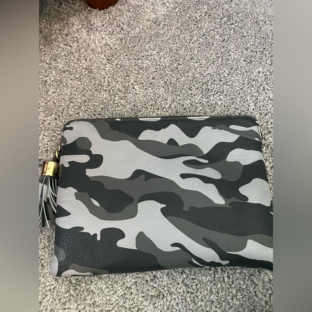 G.I.L.I. Haloguard RFID Leather Zip Clutch Bag w/ Tassel Grey
Camouflage - Picture 4 of 5